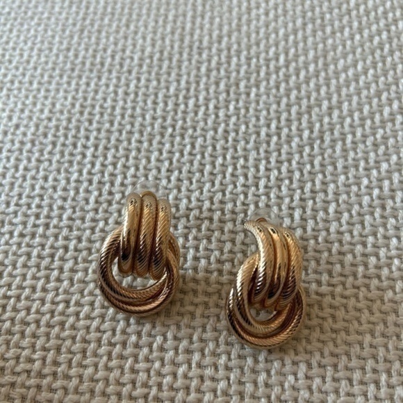 NWB Hoop gold Earrings - Picture 6 of 11